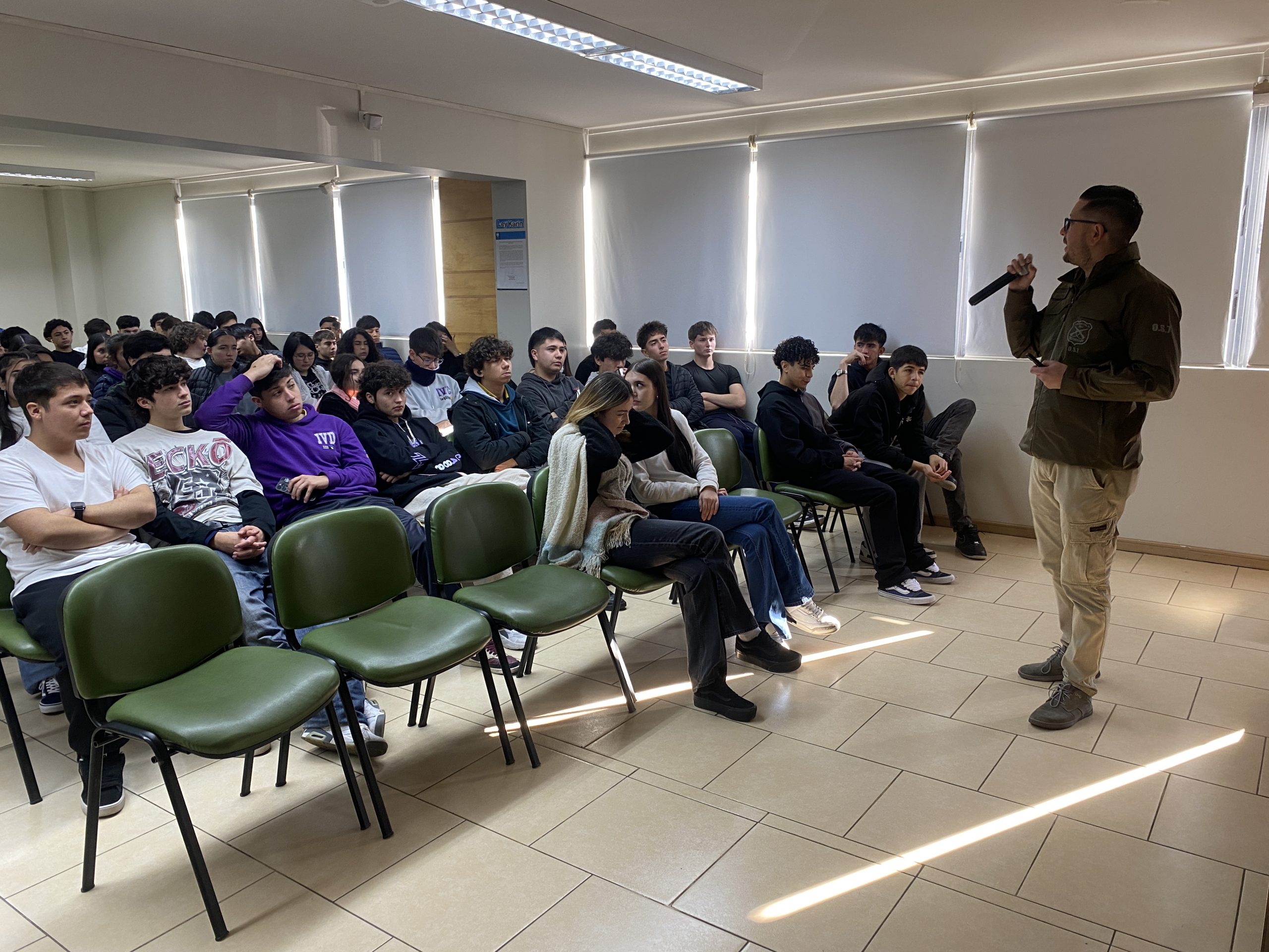 Charla de Prevención con Carabineros y OS-7 en Colegio Mayor