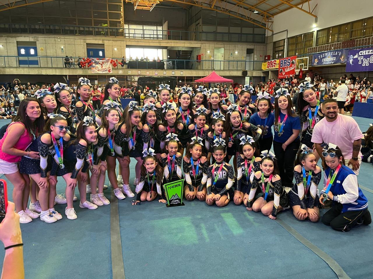 Selección de Cheerleaders del Colegio Mayor de Peñalolén destaca en dos competencias nacionales