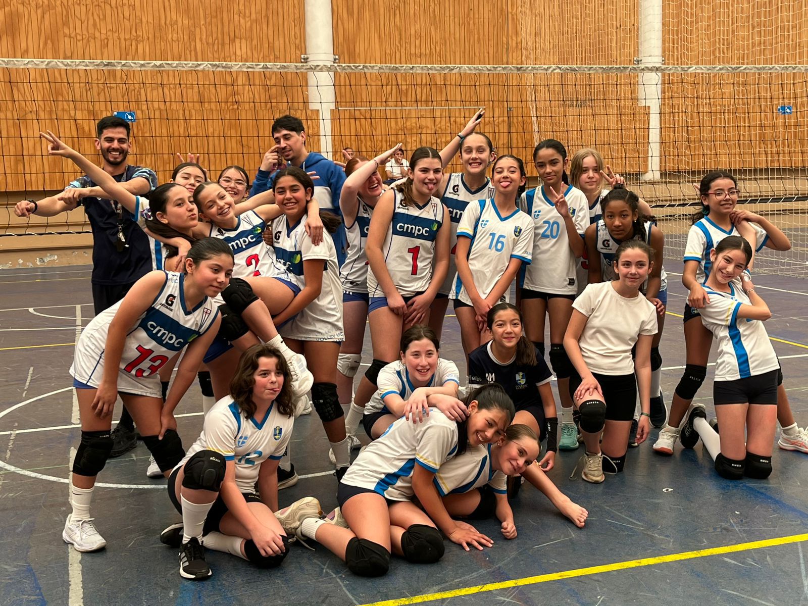 La Selección de Voleibol Damas del Colegio Mayor de Peñalolén vive una semana llena de triunfos y gran nivel deportivo