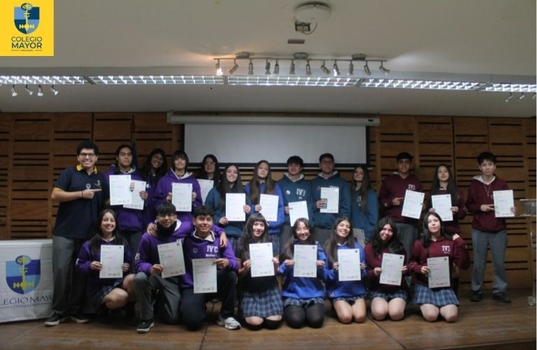 Bilingües y felices: 24 estudiantes obtienen certificaciones Cambridge por su dominio del inglés