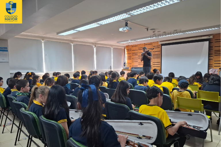 Colegio Mayor Peñalolén fortalece su propuesta artística con talleres de violín de la Academia Orquin