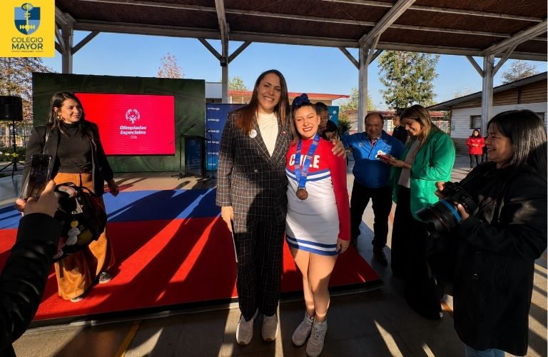 Alumna Fernanda Escobar fue reconocida por la Ministra del Deporte tras bronce mundial en cheerleading inclusivo