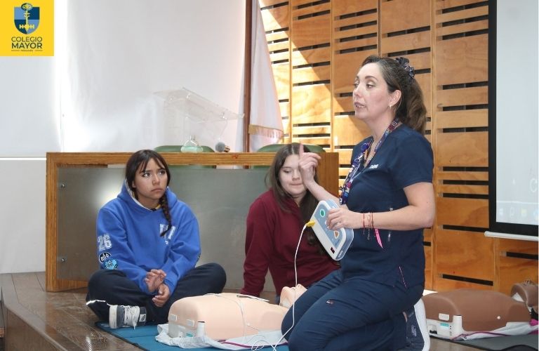 Taller de RCP y primeros auxilios reunió a estudiantes de enseñanza media en Colegio Mayor Peñalolén