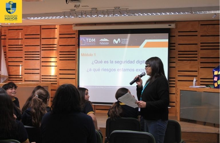 Contra los riesgos digitales: Colegio Mayor Peñalolén participó en charlas sobre prevención en ambientes virtuales