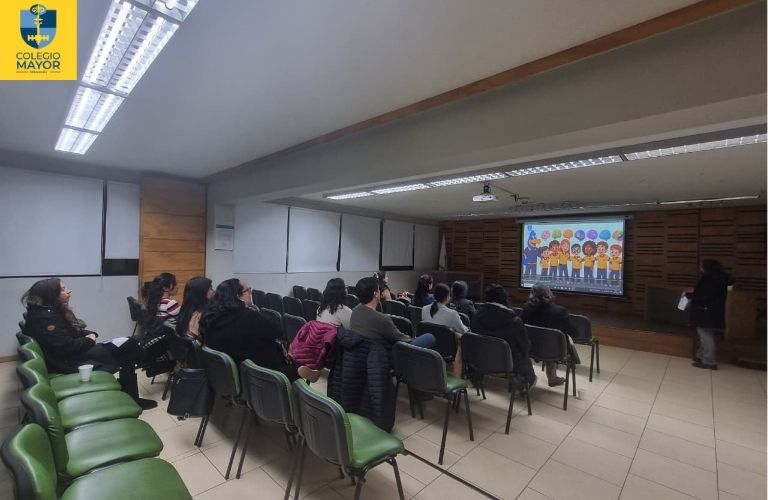 Charla sobre inclusión reunió a familias del Primer Ciclo en Colegio Mayor Peñalolén