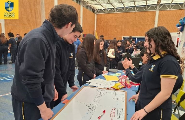 ¡Decidir también se aprende! Feria de Electividad reunió a estudiantes en Colegio Mayor Peñalolén