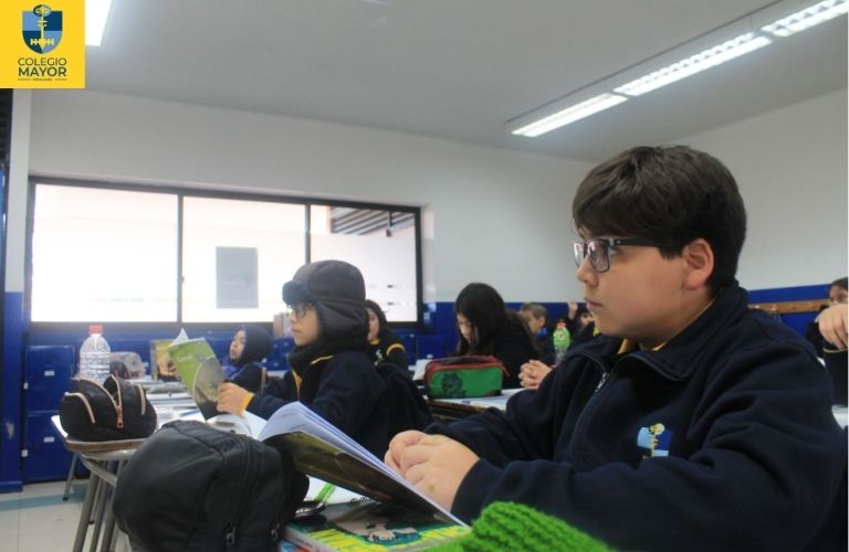 Un libro, un misterio y mucho inglés: así aprende 5° Básico en Colegio Mayor Peñalolén