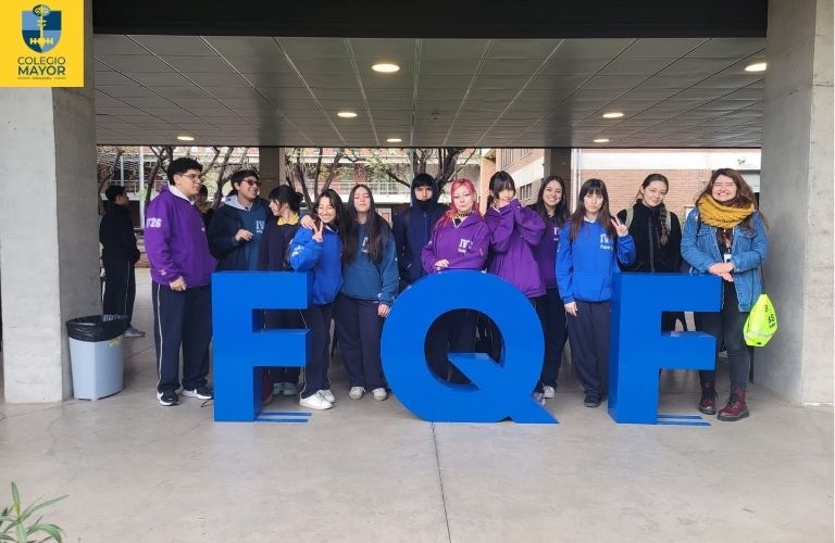 Ciencias fuera del aula: estudiantes de Colegio Mayor Peñalolén visitaron la Facultad de Química y Farmacia UC