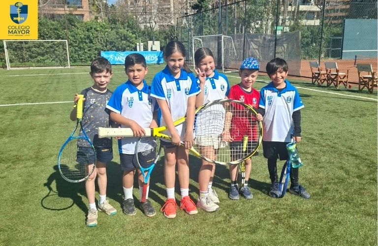 ¡Punto, set y podio! Selección de tenis de Colegio Mayor Peñalolén destacó en torneo TENISCHILE