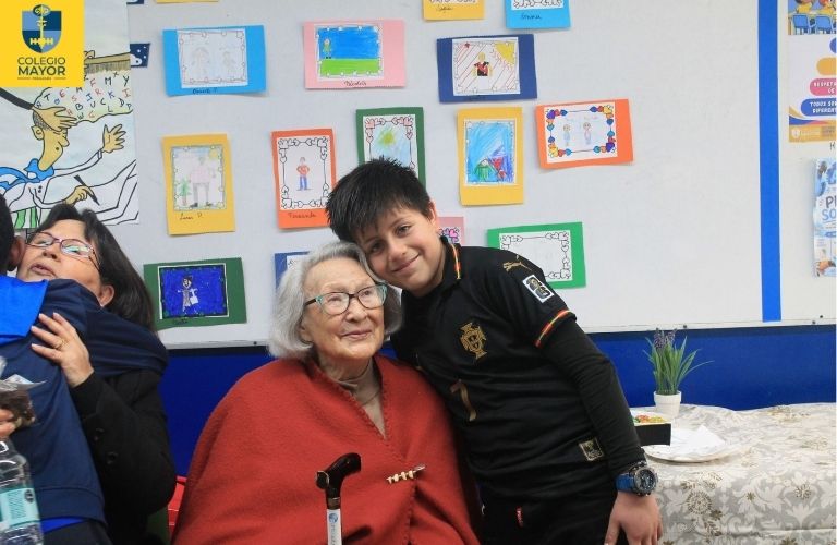 Entre recuerdos y abrazos: abuelitas compartieron una emotiva jornada con estudiantes de 4° Básico