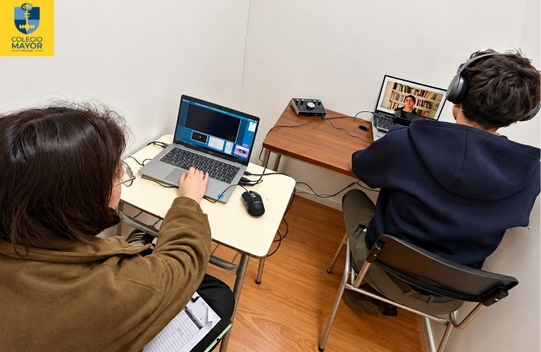 Estudiantes de Colegio Mayor Peñalolén participan en investigación de la UC: es sobre cómo aprenden los adolescentes en entornos digitales