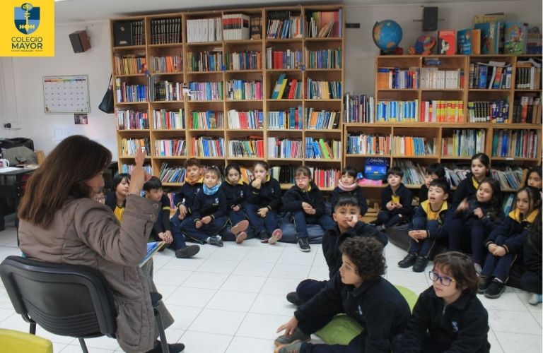 ¡A descubrir más libros! Segundo básico visitó la biblioteca como parte de su proceso de articulación al nuevo ciclo